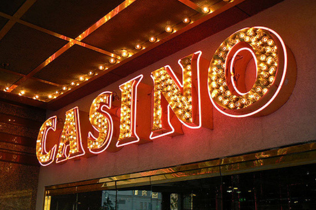 how do online casinos pay you