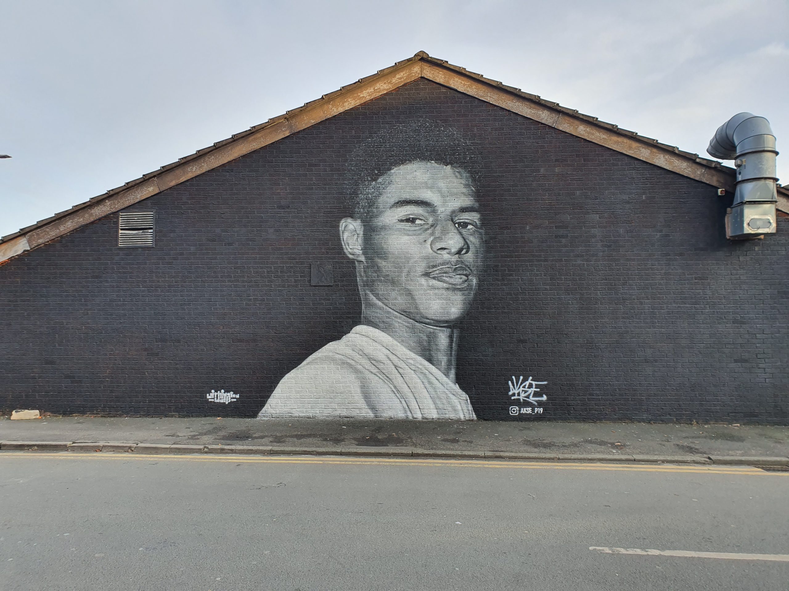 Stunning Marcus Rashford mural appears in Manchester ...