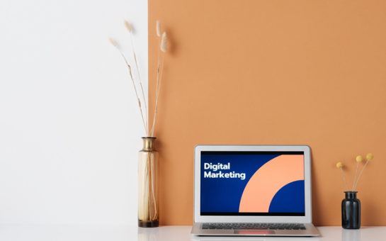 laptop that says digital marketing