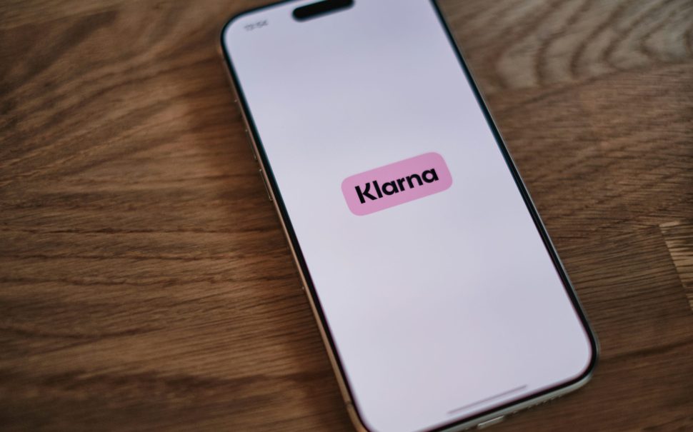 A phone with the Klarna logo on the screen.