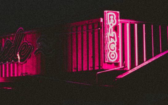 Neon bingo sign (Credit: Free to use from Pexels)